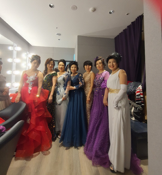 아세아평생교육원, 시니어 모델 과정 '그레이 온 더 스테이지 1기 졸업 패션쇼'.<아세아평생교육원 제공>